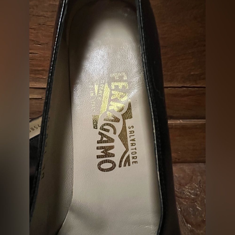 *flash sale* Salvatore Ferragamo Black leather pumps - classic - Picture 7 of 7
